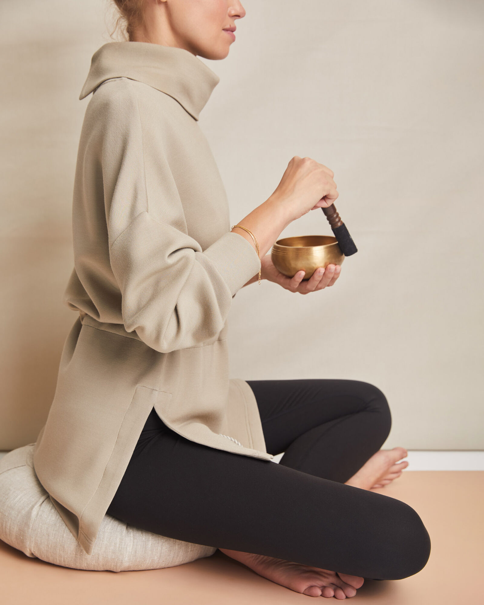 b, halfmoon Round Meditation Cushion