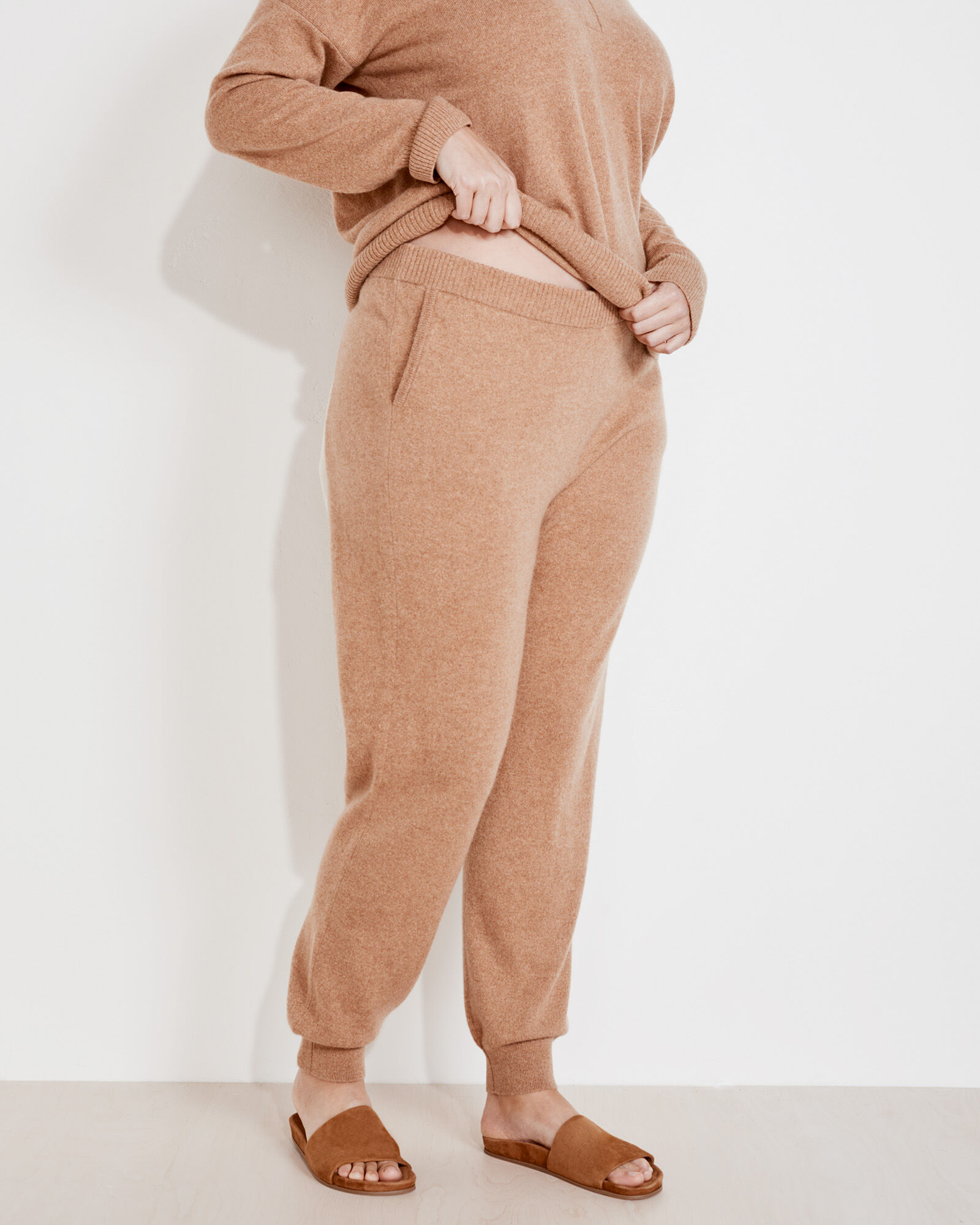 Camel cashmere joggers store