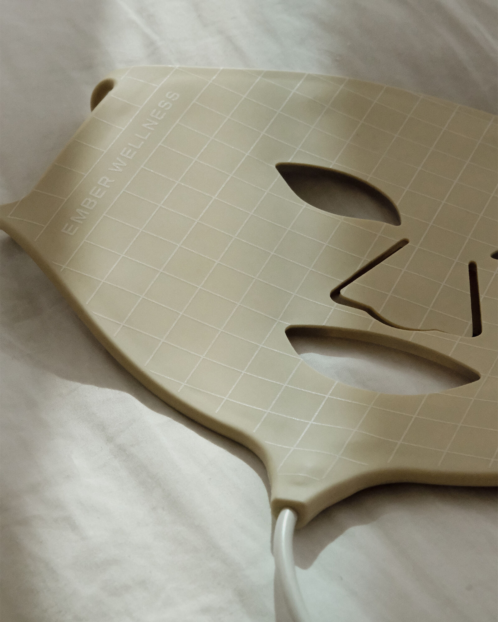 EMBER WELLNESS Rejuvenating Light Therapy Mask